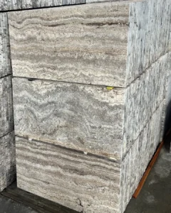 بلاطات ترافرتين فضي